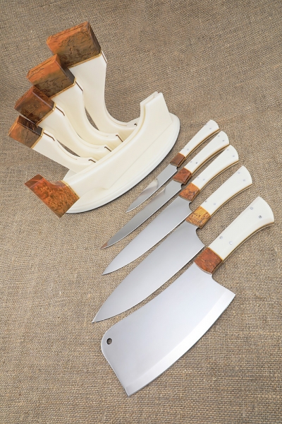 Подставка из акрила с набором из 4 ножей и тяпки 95х18, G10 белая карельская береза