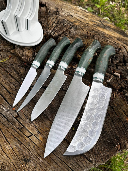 Кухонный набор 5 ножей из дамасской стали с никелем, рукоять из карельской березы зеленой и подставка