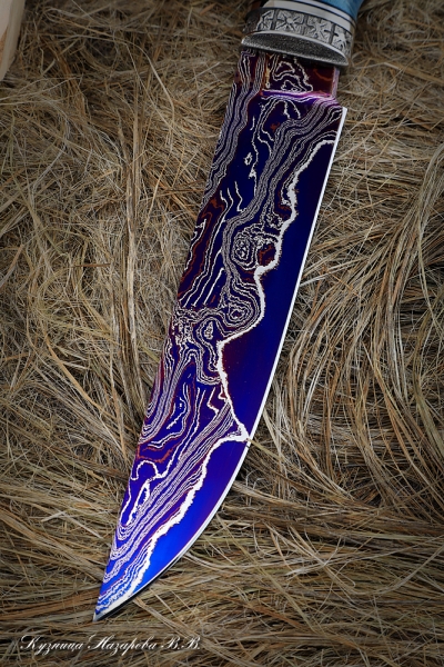 Нож Засапожный сталь дамаск ламинированный с воронением карельская береза синяя мельхиор