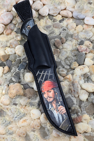 Нож Боец ламинация S 390 в  крученом дамаске, мокуме-гане акрил черный, скримшоу Пират