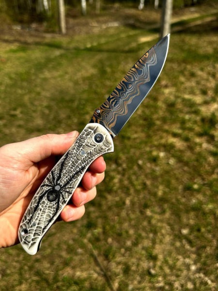 Авторский складной нож "Корвет" сталь ламинированный дамаск, накладки рог лося со скримшоу