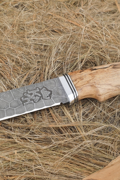 Нож Путник дамаск полный камень, рукоять стабилизированная карельская береза 