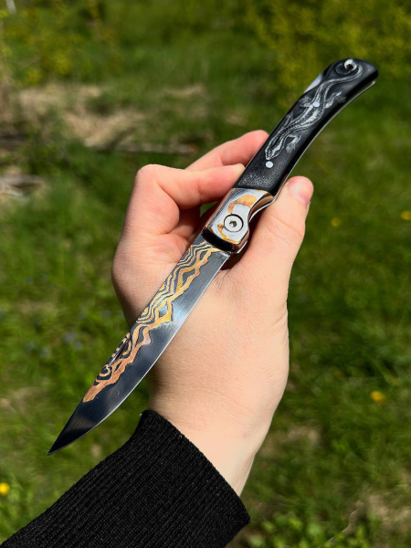 Авторский складной нож "Мексиканец" сталь ламинированный дамаск, накладки мокумэ-ганэ, акрил черный со скримшоу